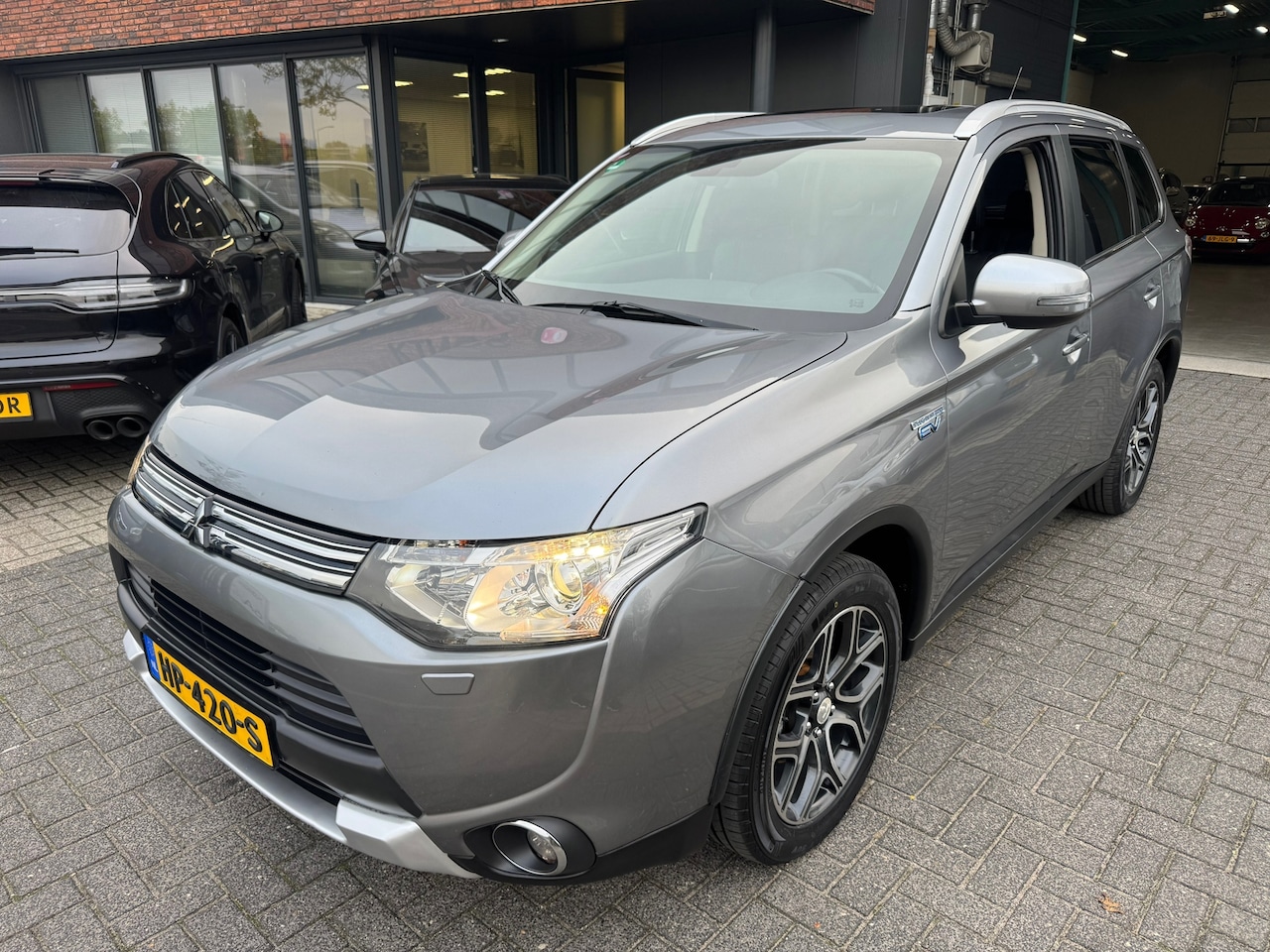 Mitsubishi Outlander - 2.0 PHEV Instyle+ ACC LEDER SCHUIFDAK VOL NW ONDERHOUD - AutoWereld.nl
