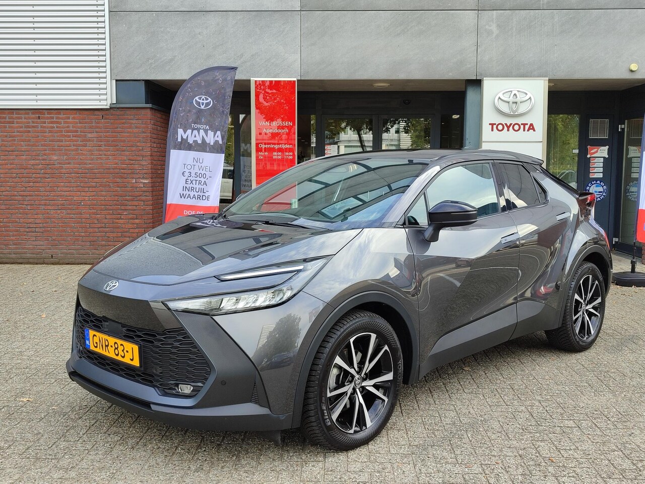 Toyota C-HR - Hybrid 140 DYNAMIC KEYLESS PARK-SENSOREN BLIND SPOT 18'' LM-VELGEN CAMERA NAVI AD-CRUISE C - AutoWereld.nl