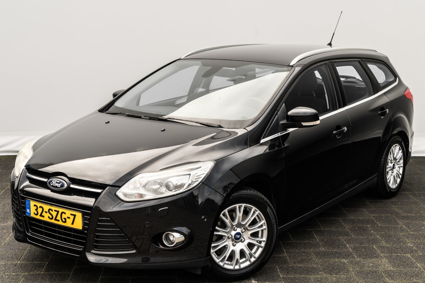 Ford Focus Wagon - 1.6 EcoBoost Titanium | Trekhaak | PDC | Cruise | Xenon | Verw. voorruit | Clima - AutoWereld.nl