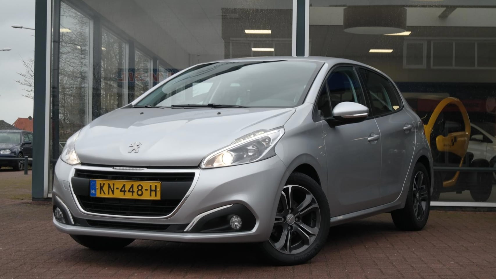Peugeot 208 - 1.2 PureTech Blue Lion | 5deurs | 136.000km | Vol opties | Dealerauto | Inruil mogelijk - AutoWereld.nl
