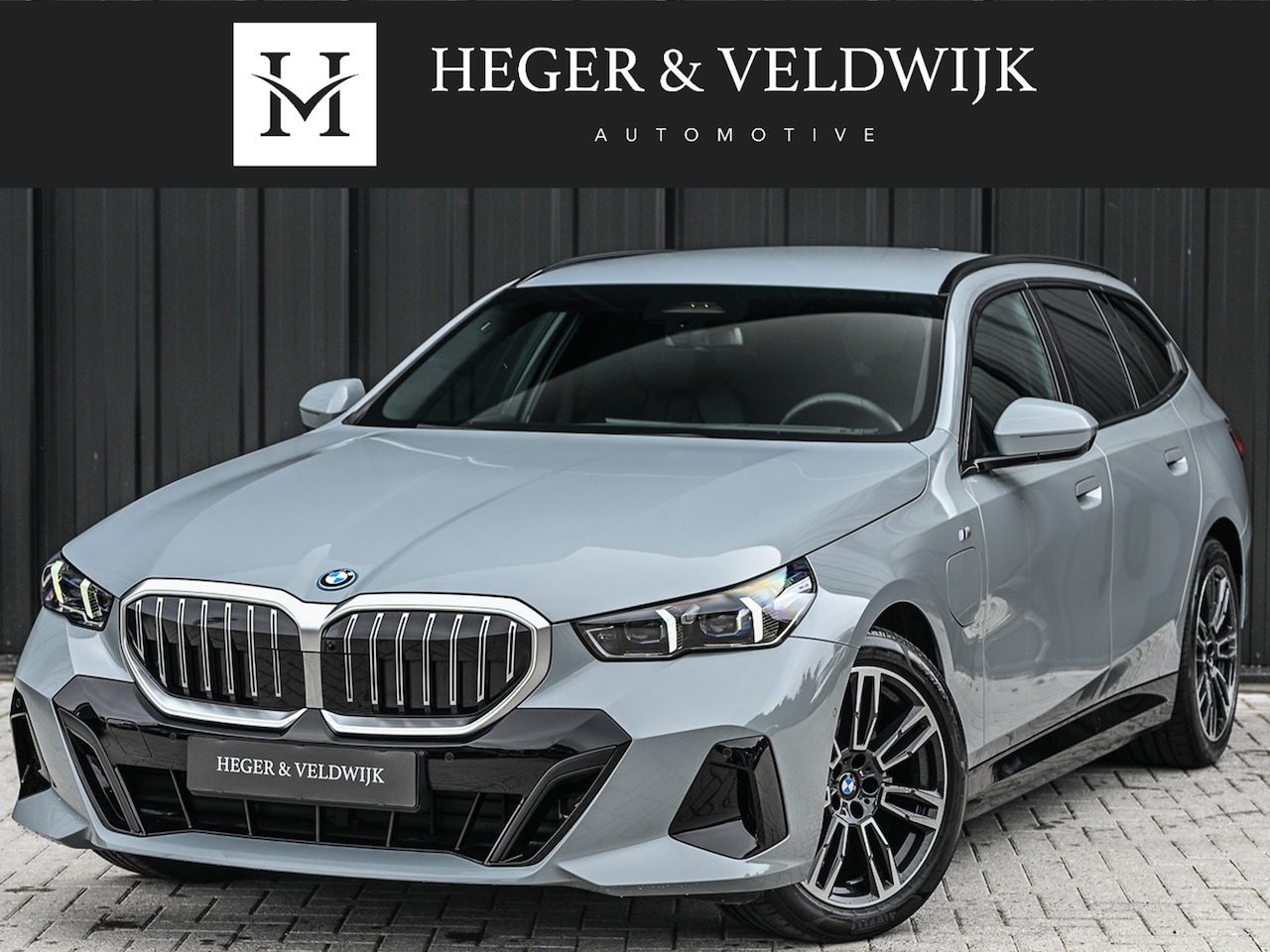 BMW 5-serie Touring - 530e xDrive M-SPORT PRO | 360 CAMERA | ICONIC GRILL | HEAD-UP | ADAPTIVE LED | AMBIANCE VE - AutoWereld.nl