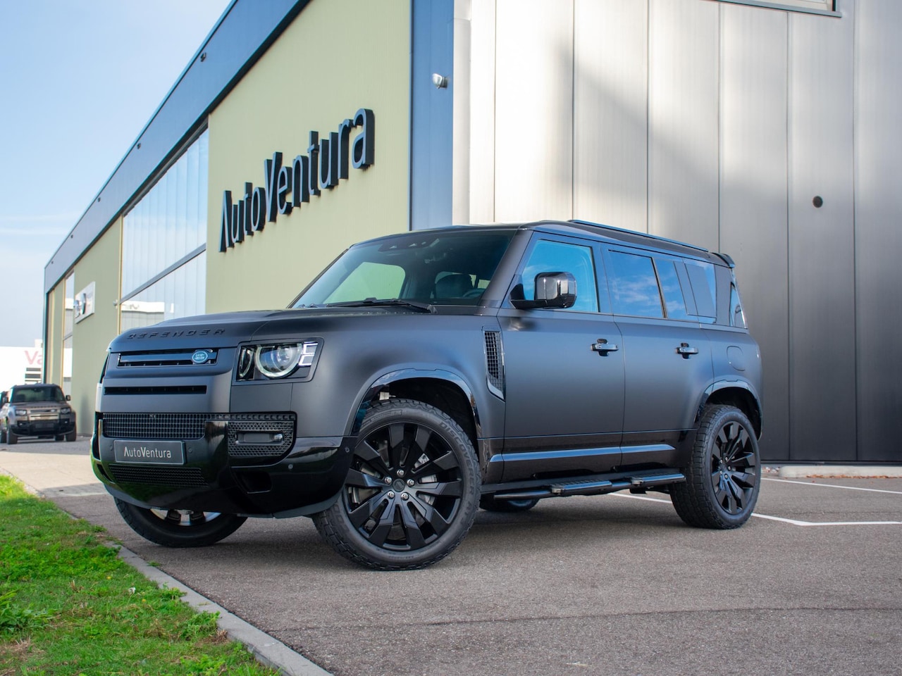 Land Rover Defender 110 - 2.0 P300e X-Dynamic l Urban velgen l Treeplank l Matt PPF l Uitlaatstukken l Trekhaak - AutoWereld.nl