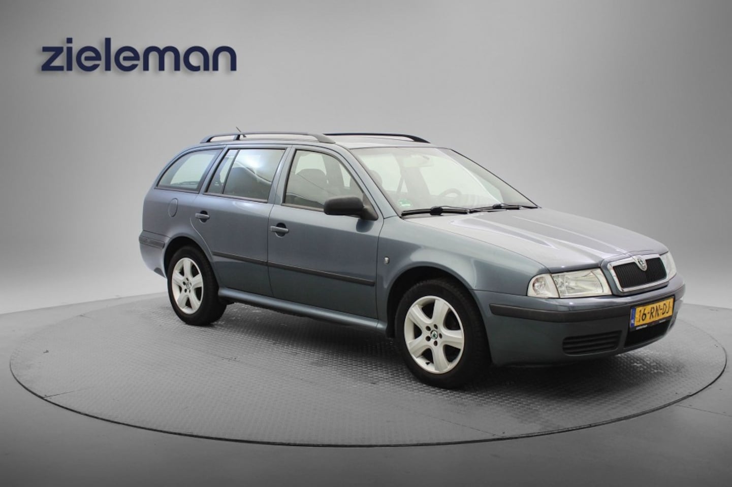 Skoda Octavia Combi - Combi 1.6 Celebrate - Clima, Cruise, Trekhaak - AutoWereld.nl