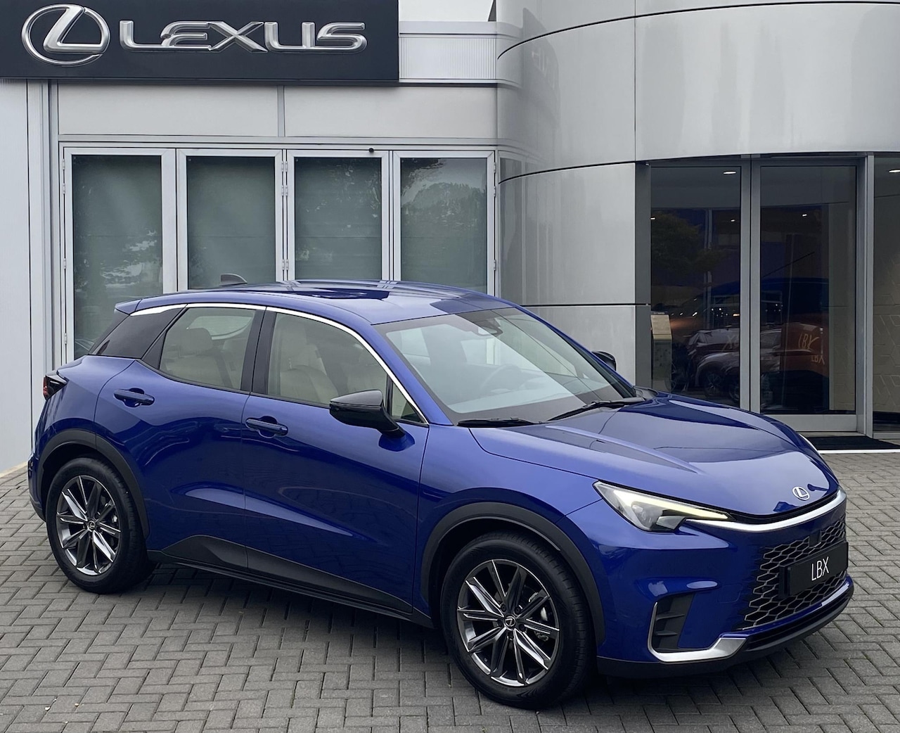 Lexus LBX - Elegant 2WD TECH PACK KEYLESS EL-ACHTERKLEP CARPLAY STOELVERW STUURVERW BLIND-SPOT - AutoWereld.nl