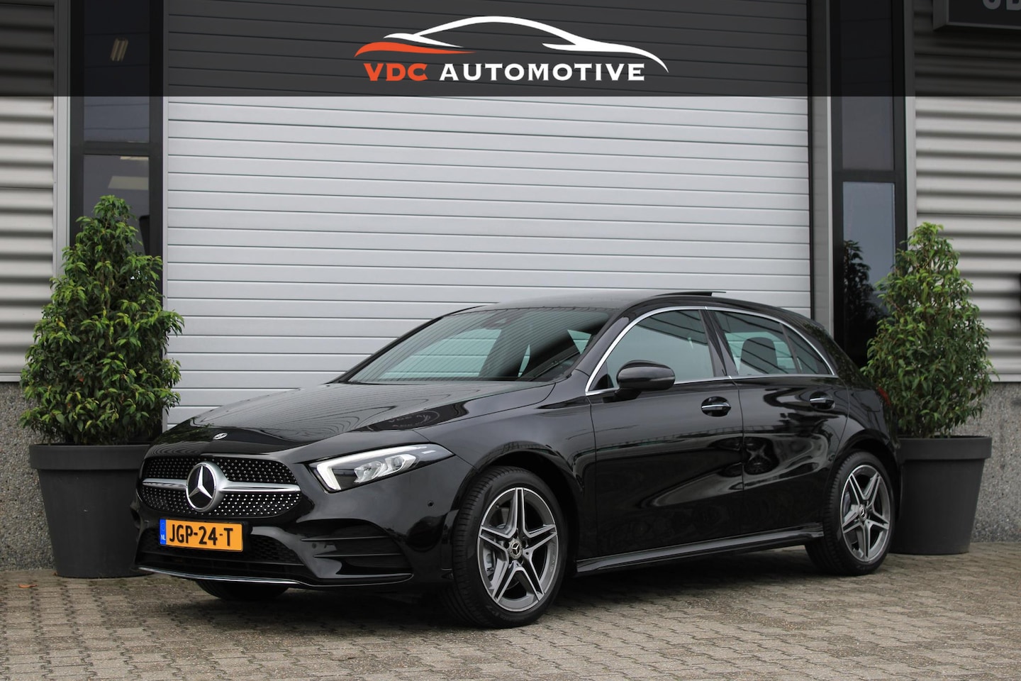 Mercedes-Benz A-klasse - 250 e AMG Pano | Camera | Keyless | Sfeerverlichting | Widescreen | Spiegelpakket | LED | - AutoWereld.nl