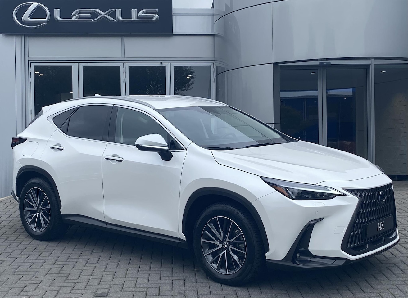 Lexus NX - 450h+ AWD Luxury Line TREKHAAK STOELVERW STUURVERW GROOTSCHERM EL-ACHTERKLEP APPLE/ANDROID - AutoWereld.nl