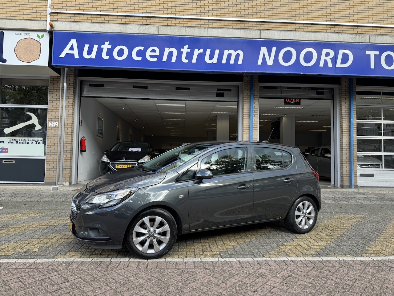 Opel Corsa - 1.4 Favourite 88679KM! NAP | 1e Eigenaar | Navigatie | Apple Carplay | Cruise Control | Pa - AutoWereld.nl