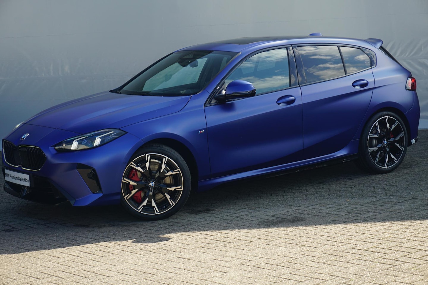 BMW 1-serie - 123 xDrive M Sport Pro | Panoramadak / Head-up / Harman Kardon / Elektrische Stoelen met g - AutoWereld.nl