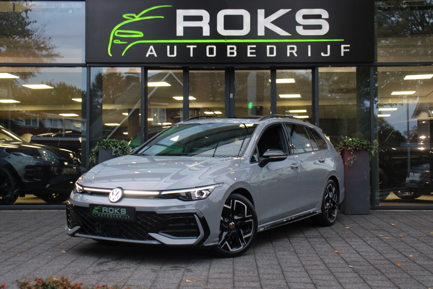 Volkswagen Golf Variant - 1.5 eTSI 150pk R-Line Edition Black Style - AutoWereld.nl
