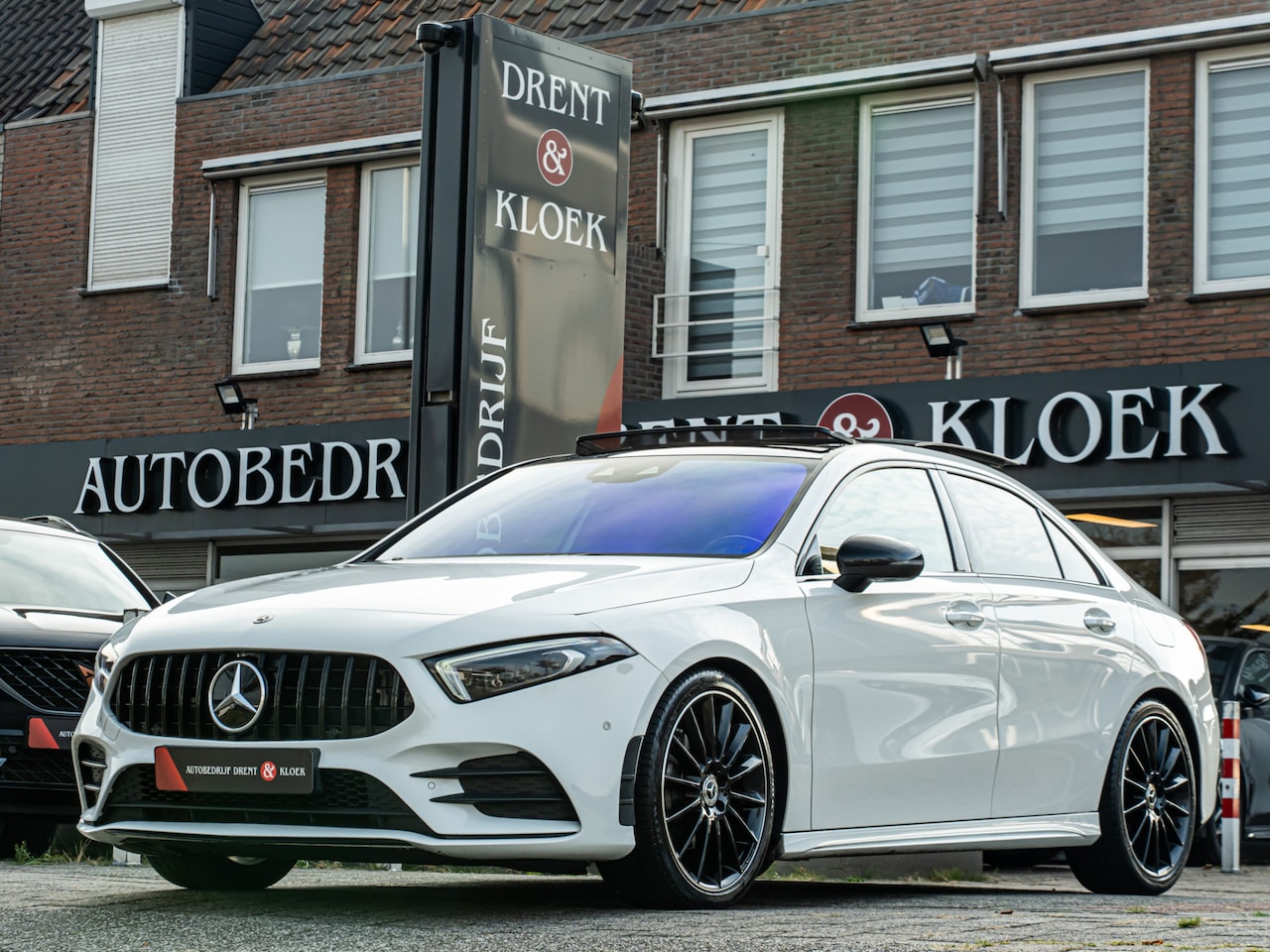 Mercedes-Benz A-klasse - 180 Premium Plus AMG PANO MEMORY STOEL CAMERA 19 INCH WIDESCREEN NIGHT PAKKET BOMVOL!! - AutoWereld.nl