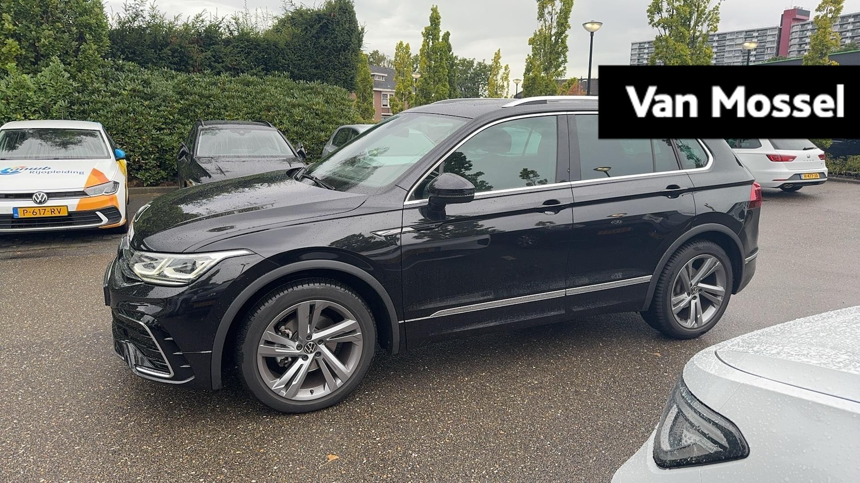 Volkswagen Tiguan - 1.5 TSI R-Line Business | 150 PK | Automaat | Panorama Schuif/Kantel Dak | Trekhaak | Airc - AutoWereld.nl