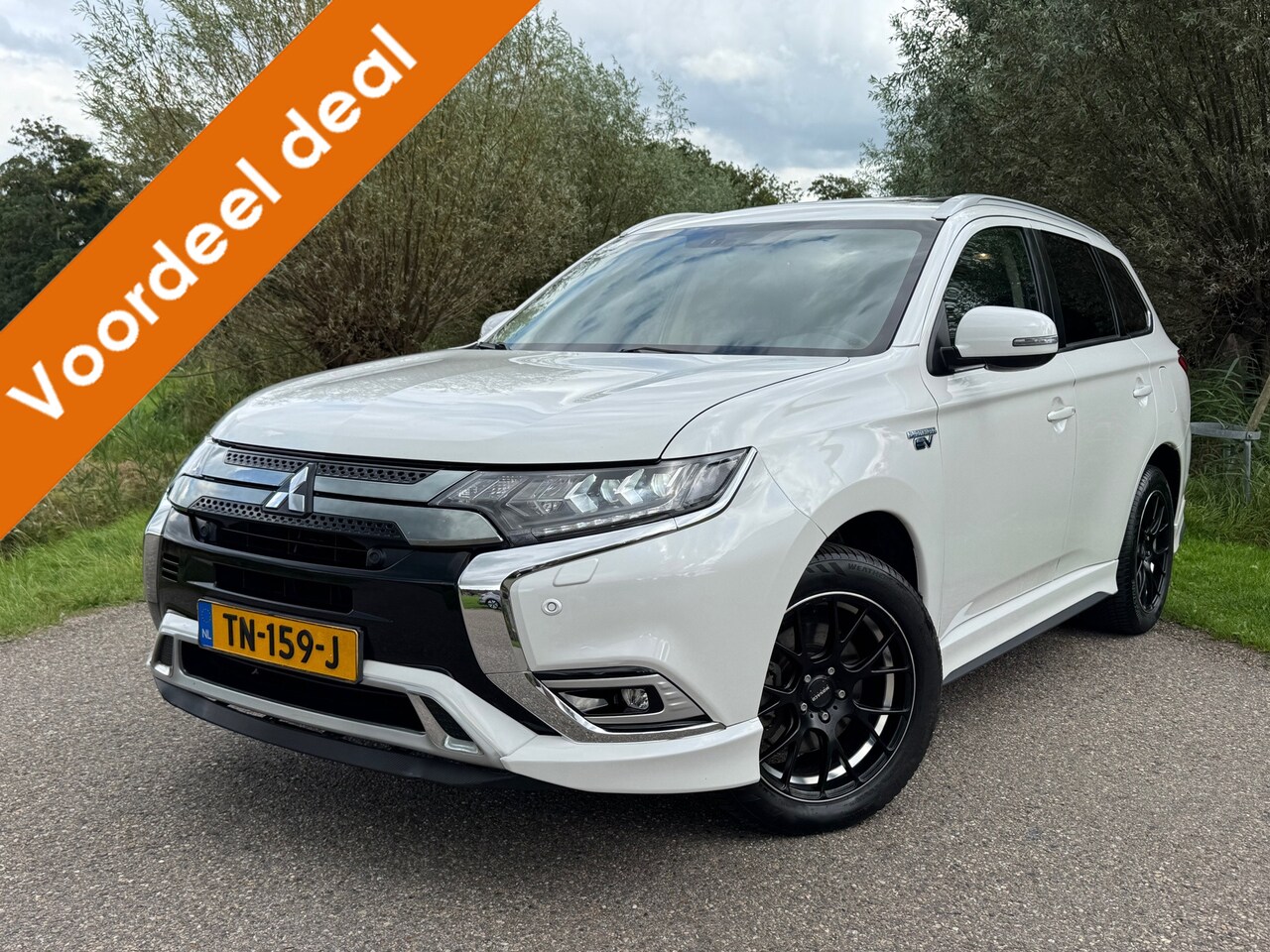 Mitsubishi Outlander - 2.4 PHEV Intense+ Automaat | Camera | Navi | Leder/Alcantara | Key-Less | Trekhaak | PDC | - AutoWereld.nl