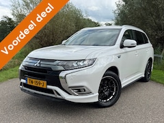 Mitsubishi Outlander - 2.4 PHEV Intense+ Automaat | Camera | Navi | Leder/Alcantara | Key-Less | Trekhaak | PDC |