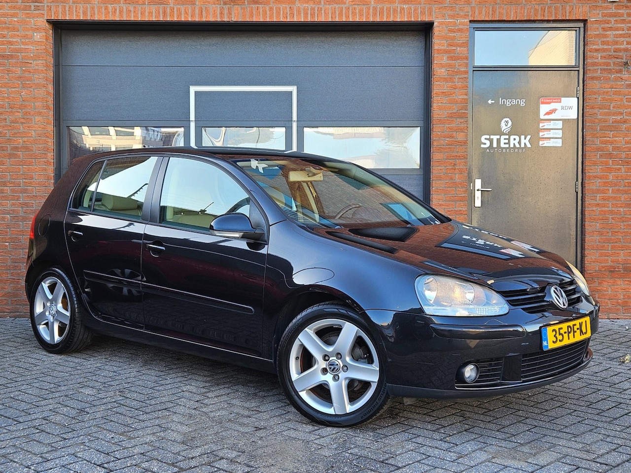 Volkswagen Golf - 1.6 FSI Sportline Navi Cruise 17" - AutoWereld.nl