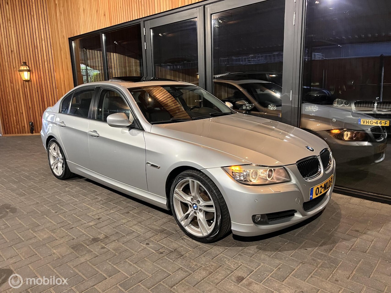 BMW 3-serie - 318i LCI| AUT | PANO | LEER | XENON | PDC | CRUI - AutoWereld.nl