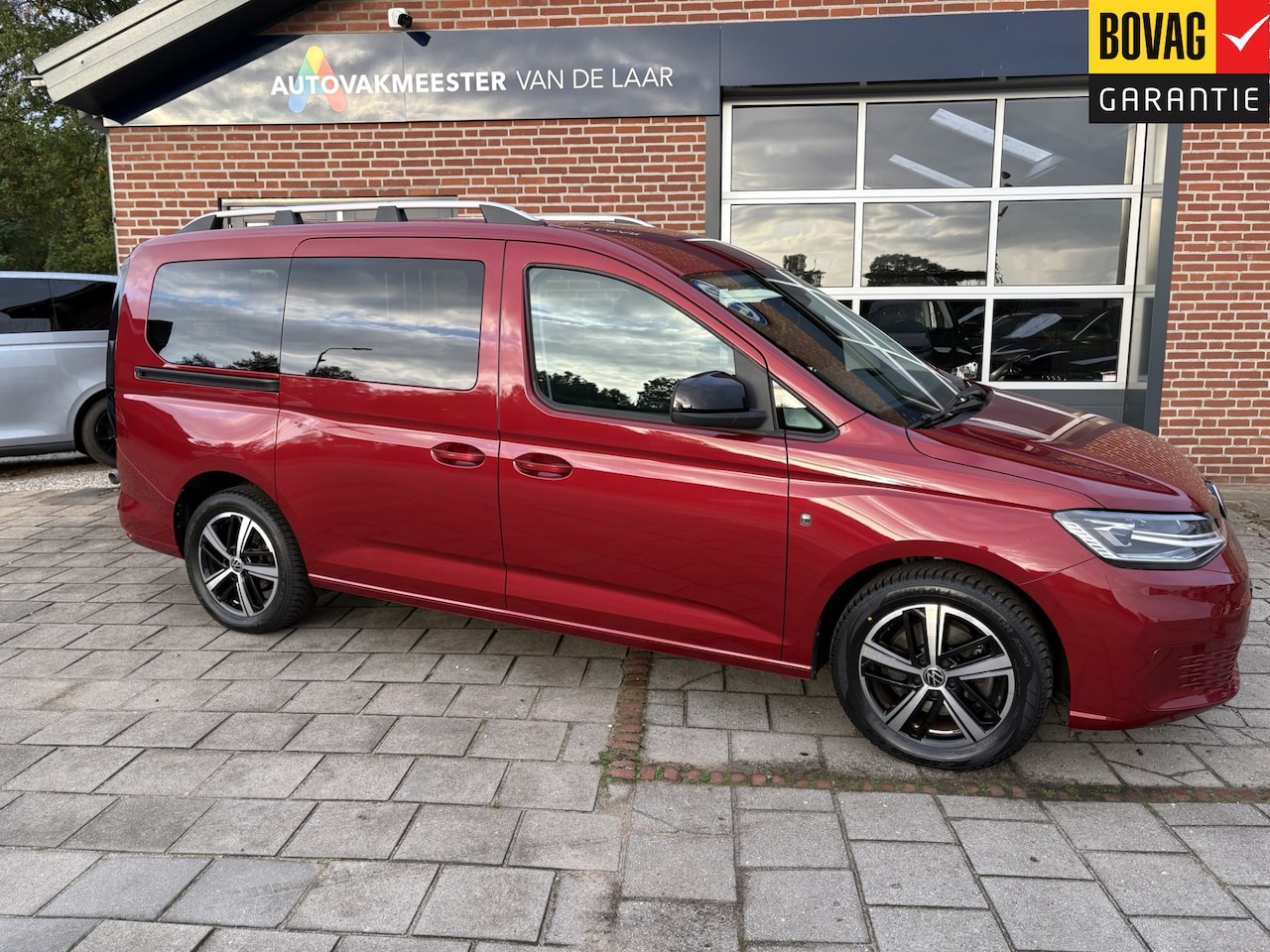 Volkswagen Caddy Maxi - 1.5 TSI 5p 84kw Life ( Navigatie, Achteruitrijcamera, Trekhaak, 17 inch LMV) RIJKLAARPRIJS - AutoWereld.nl