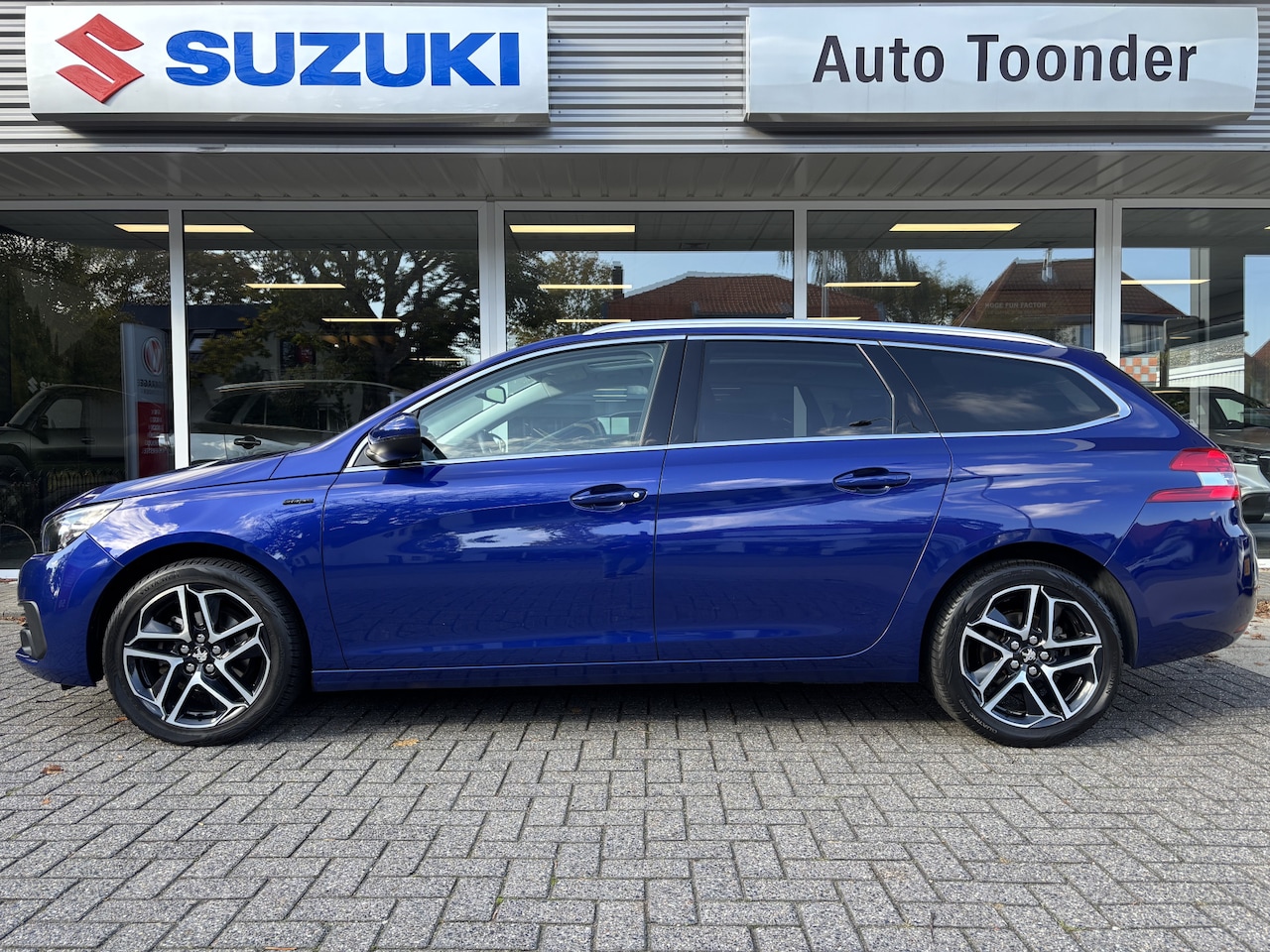 Peugeot 308 SW - 1.2 PureTech Blue Lease Premium/ Panoramadak/ Trekhaak - AutoWereld.nl