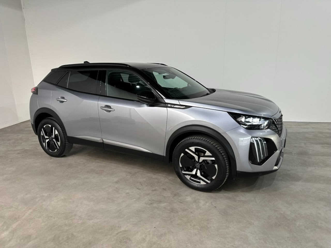 Peugeot 2008 - GT, 130PK,Atomaat,17 inch, 360 graden camera,pdc,4 seizoenen banden - AutoWereld.nl