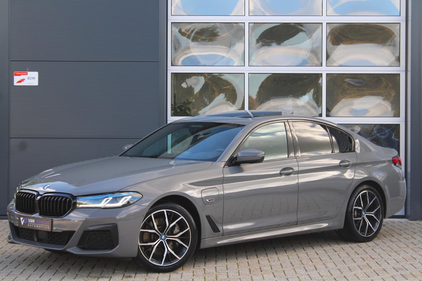 BMW 5-serie - 530e M-Sport Shadow | Laser | Pano | HK | HUD | ACC | Elek. Trekhaak - AutoWereld.nl