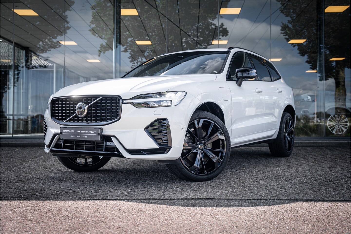 Volvo XC60 - 2.0 T6 Recharge AWD R-Design ** Luchtvering ** Panodak ** 360 HUD ** Trekhaak - AutoWereld.nl