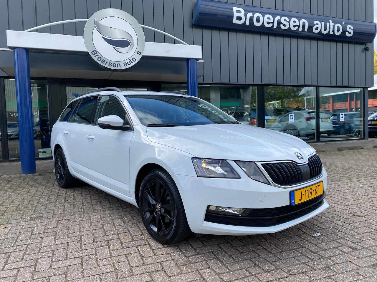 Skoda Octavia Combi - 1.5 TSI 150pk DSG-7 Business Edition met Half Leder, Trekhaak en Stoelv. - AutoWereld.nl