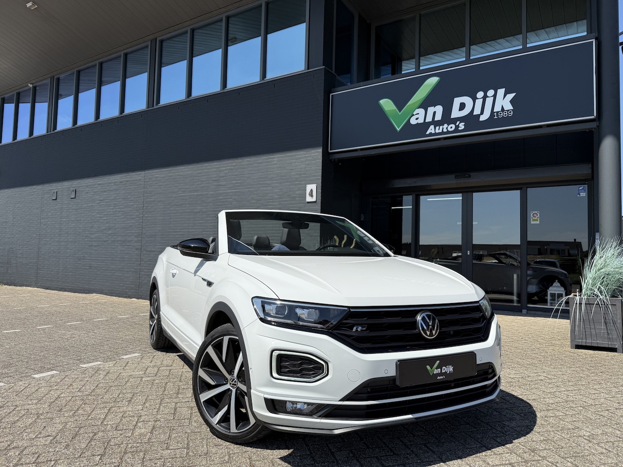 Volkswagen T-Roc Cabrio - 1.5 TSI R-Line Navi Camera 19Inch Trekhaak - AutoWereld.nl