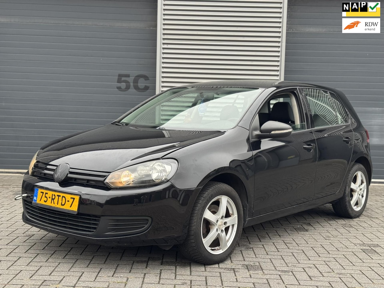 Volkswagen Golf - 1.6 TDI DSG Trendline BlueMotion - AutoWereld.nl