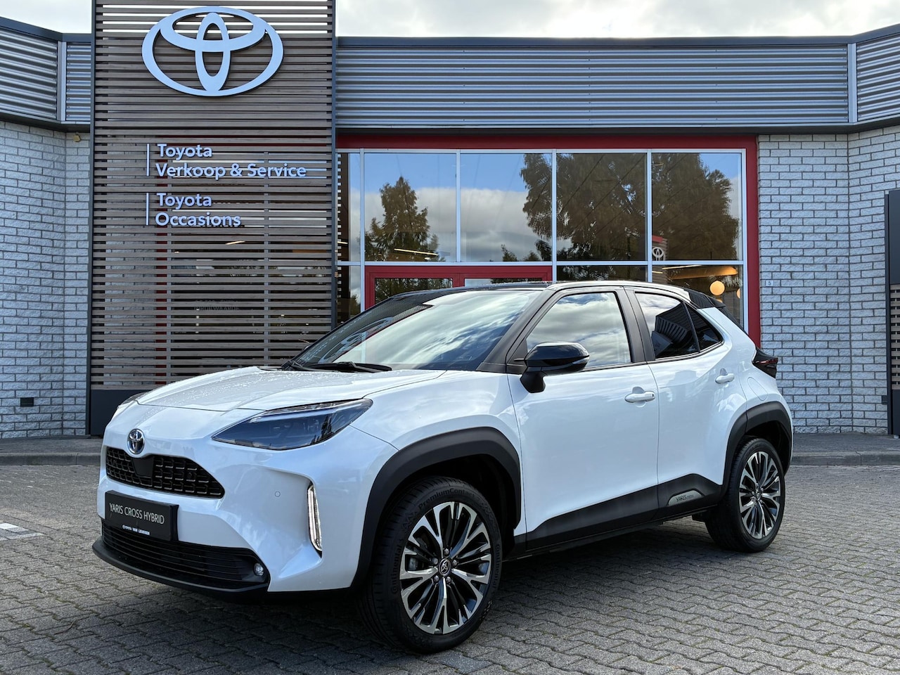 Toyota Yaris Cross - 1.5 HYBRID EXECUTIVE BI-TONE STOELVERW PANODAK HEAD-UP PARK-SENSOREN LED BLIND-SPOT 18'' L - AutoWereld.nl