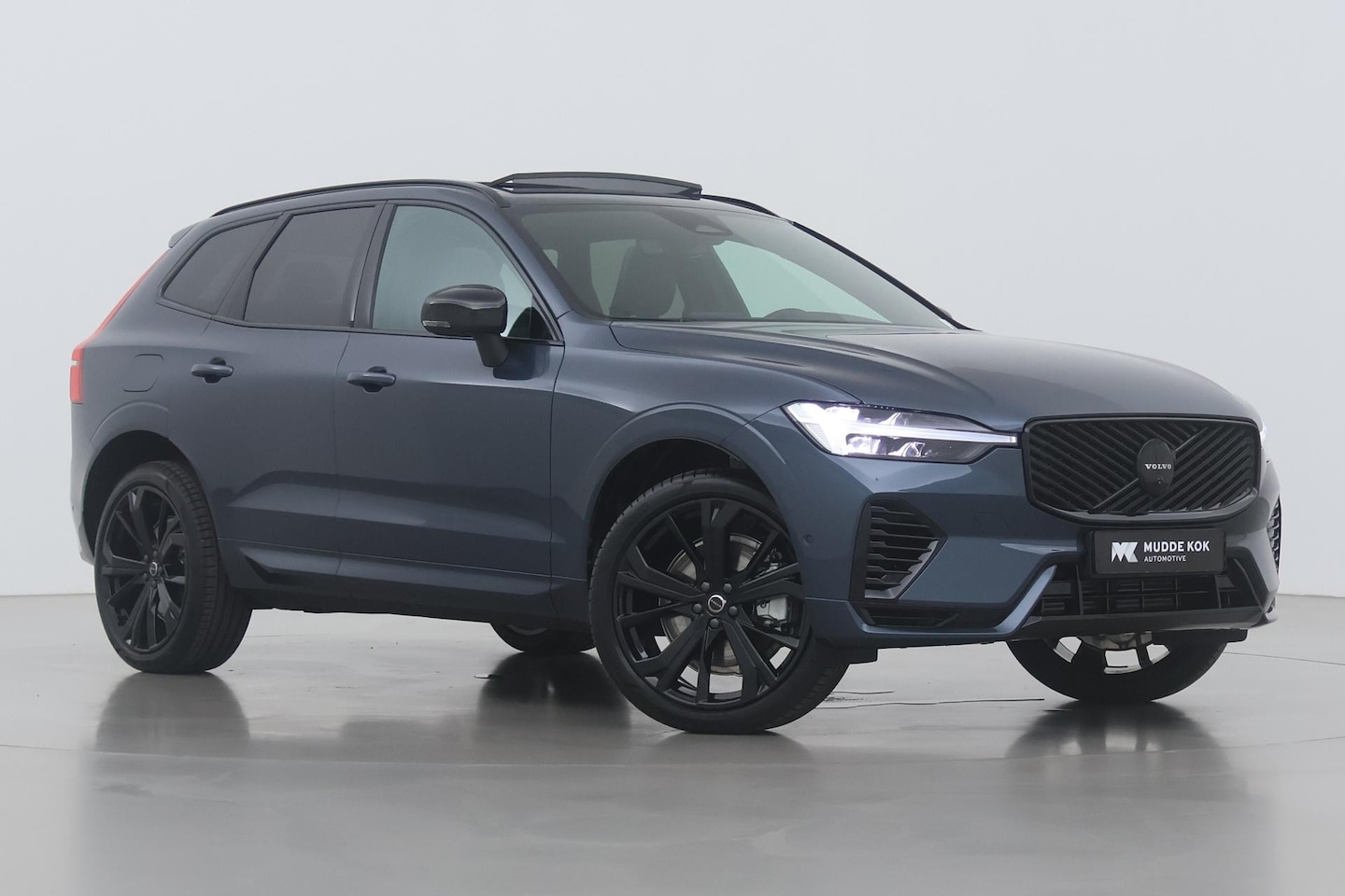 Volvo XC60 - T6 Plug-in hybrid Plus Black Edition | FACELIFT | Panoramadak | 360° Camera | 21 Inch | ha - AutoWereld.nl
