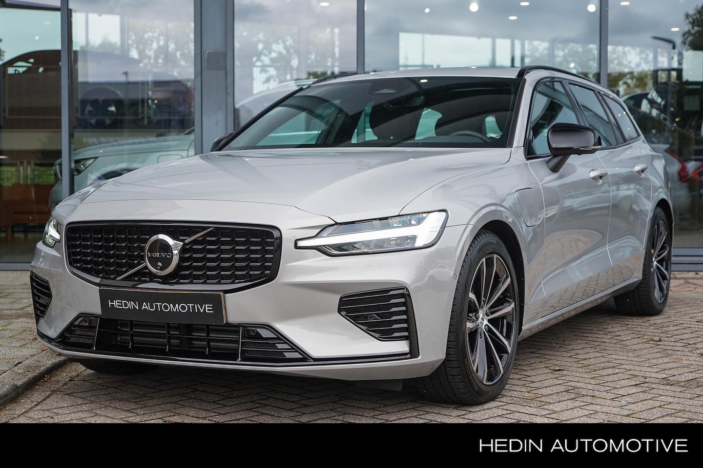 Volvo V60 - 2.0 T6 Plug-in hybrid AWD Plus Dark | 2000 kg trekgewicht | Elektrische stoelen met geheug - AutoWereld.nl