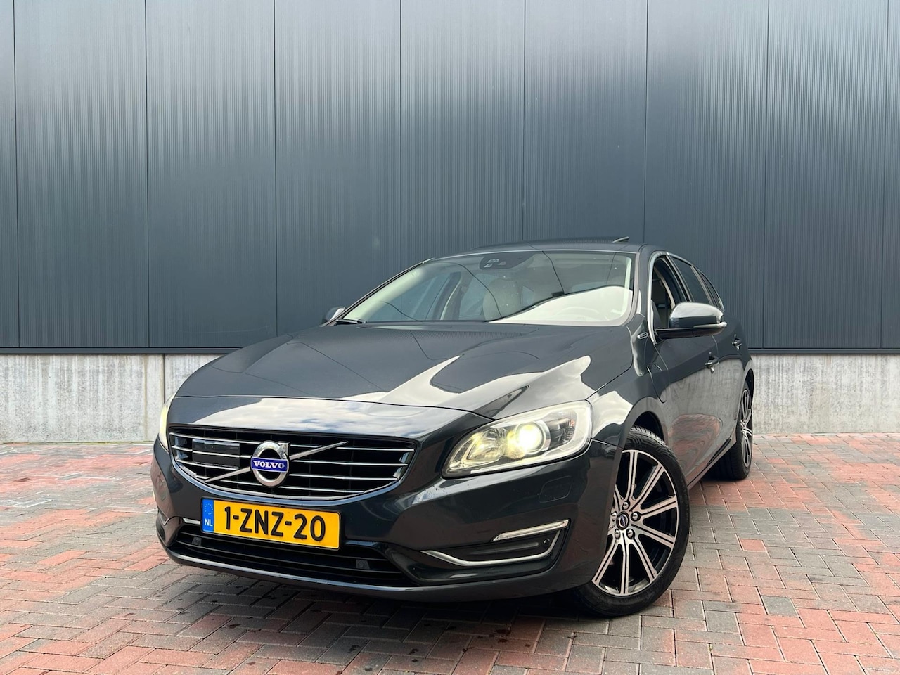 Volvo V60 - 2.4 D6 AWD Plug-In Hybrid Summum * Navi * Cruise * Camera * - AutoWereld.nl