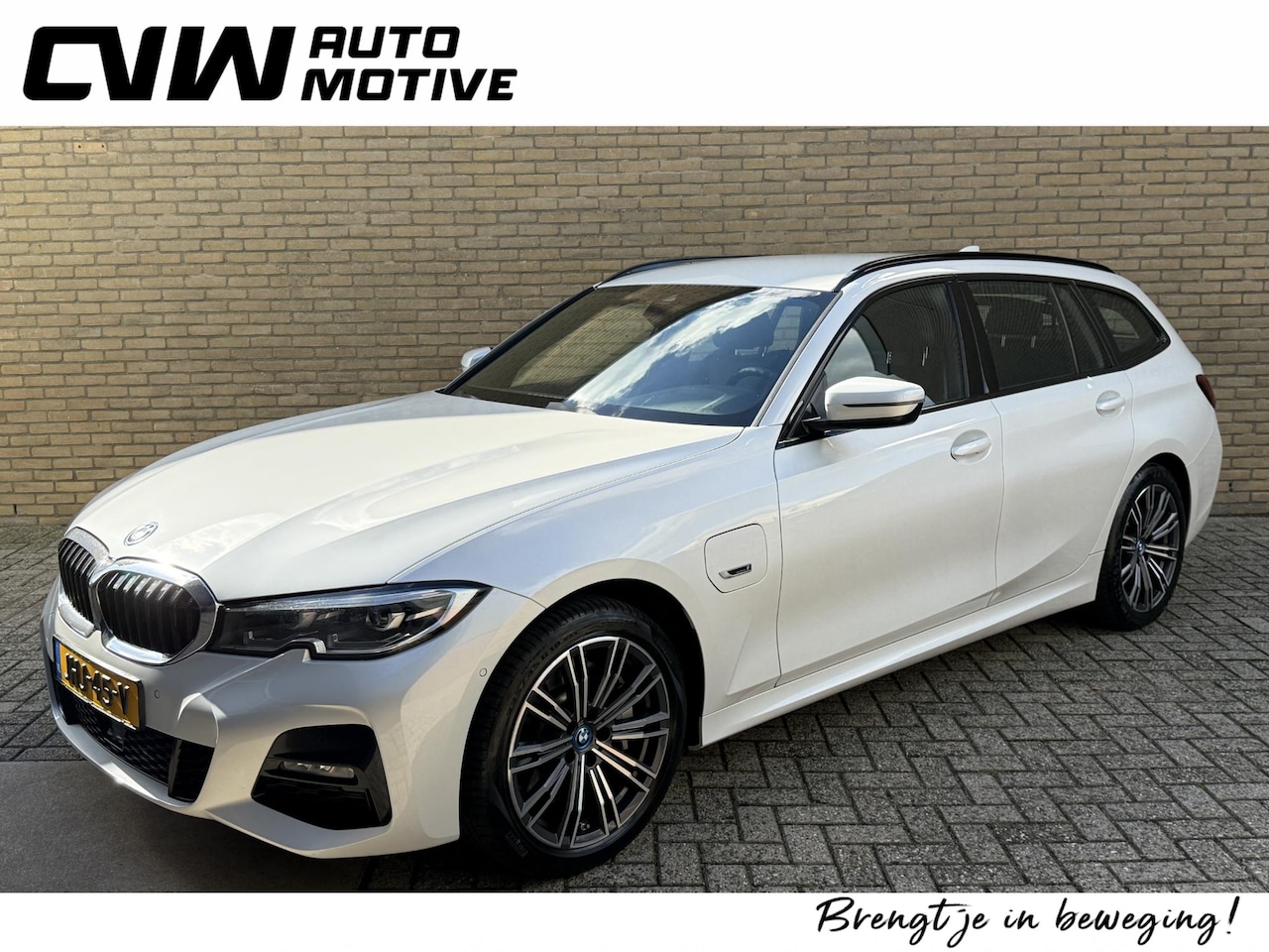 BMW 3-serie Touring - 330e M-Pakket | Shadowline | Sportstoelen | Navigatie | Alcantara/leder | Trekhaak | Camer - AutoWereld.nl