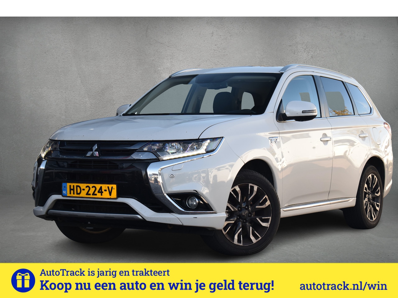 Mitsubishi Outlander - 2.0 PHEV Instyle+ | Trekhaak | Leer | Schuifdak | Stuur- en Stoelverw. | - AutoWereld.nl