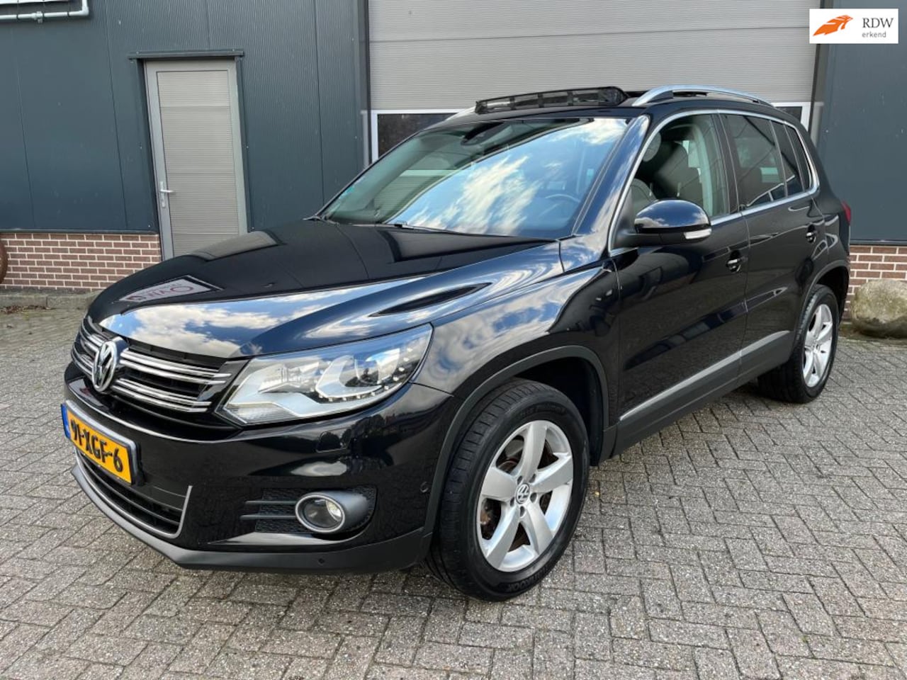 Volkswagen Tiguan - 2.0 TSI Sport&Style 4Motion-Panorama-Leder-Trekhaak-Navi-PDC! - AutoWereld.nl