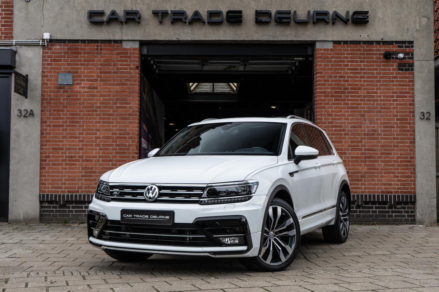 Volkswagen Tiguan - 2.0 TSI 4Motion R-Line Pano / HUD / Dynaudio - AutoWereld.nl