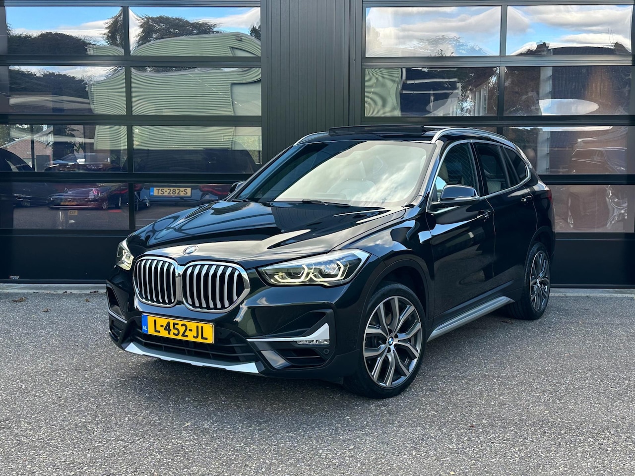 BMW X1 - SDrive20i X-Line Panoramadak Headup Camera - AutoWereld.nl