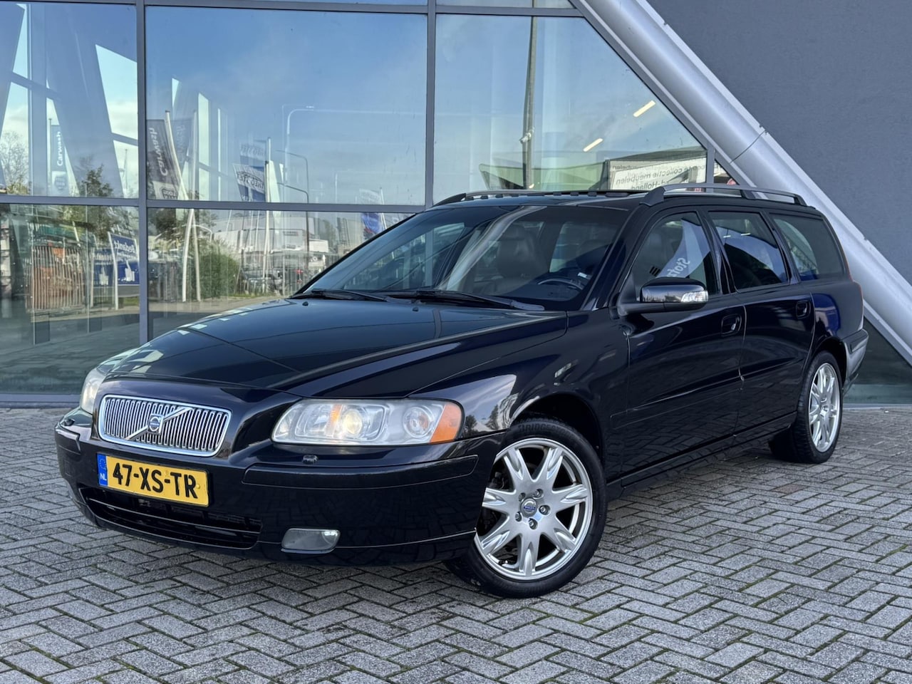 Volvo V70 - 2.4 Edition Sport 170pk Automaat / Trekhaak / Leder - AutoWereld.nl