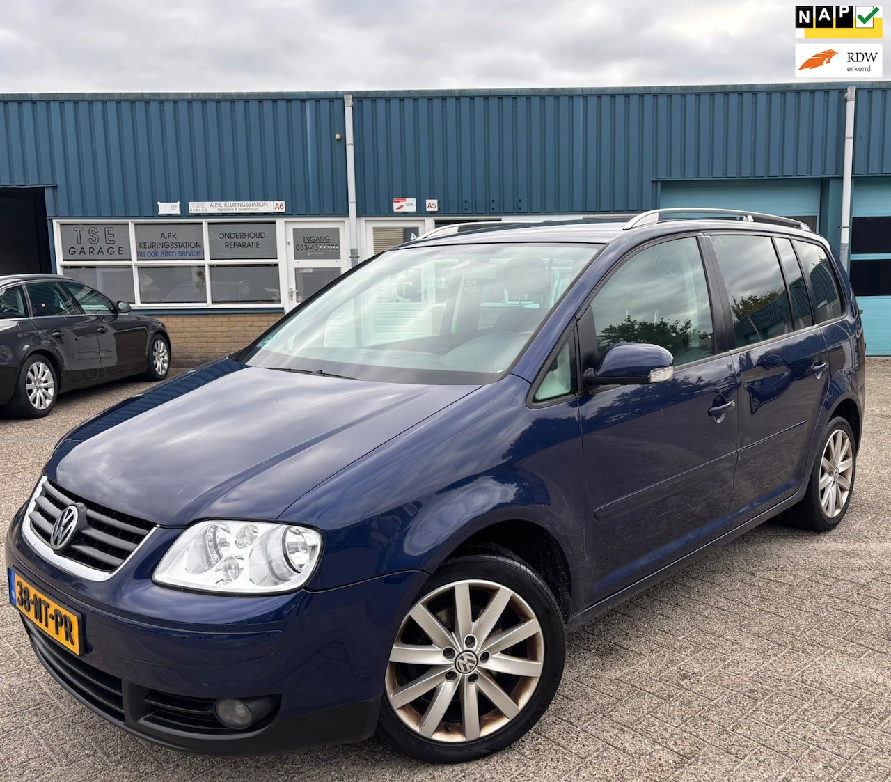Volkswagen Touran - 1.6-16V FSI Highline | Nap | APK | Navi | Airco | Climatecontrol | Cruisecontrol | Bluetoo - AutoWereld.nl