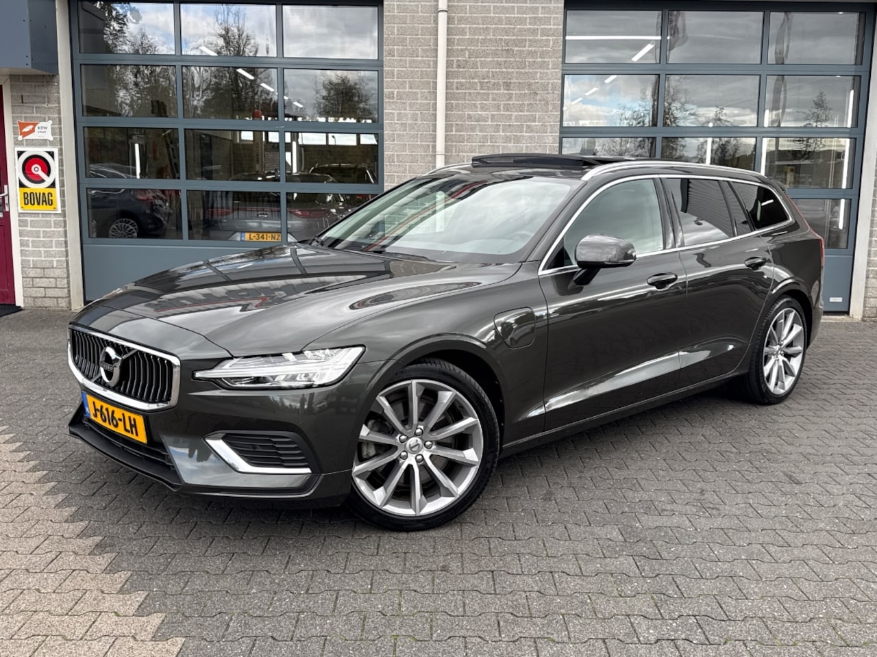 Volvo V60 - 2.0 T6 Recharge AWD Business Pro | SCHUIFDAK | PARKEERCAMERA | - AutoWereld.nl