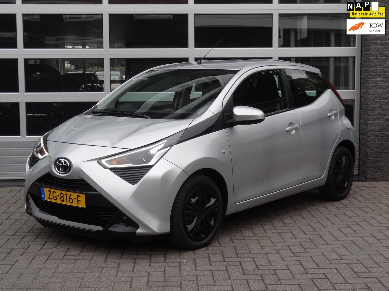 Toyota Aygo - 1.0 VVT-i x-play 1.0 VVT-i x-play, Achteruitrijcamera, Airco etc.. - AutoWereld.nl