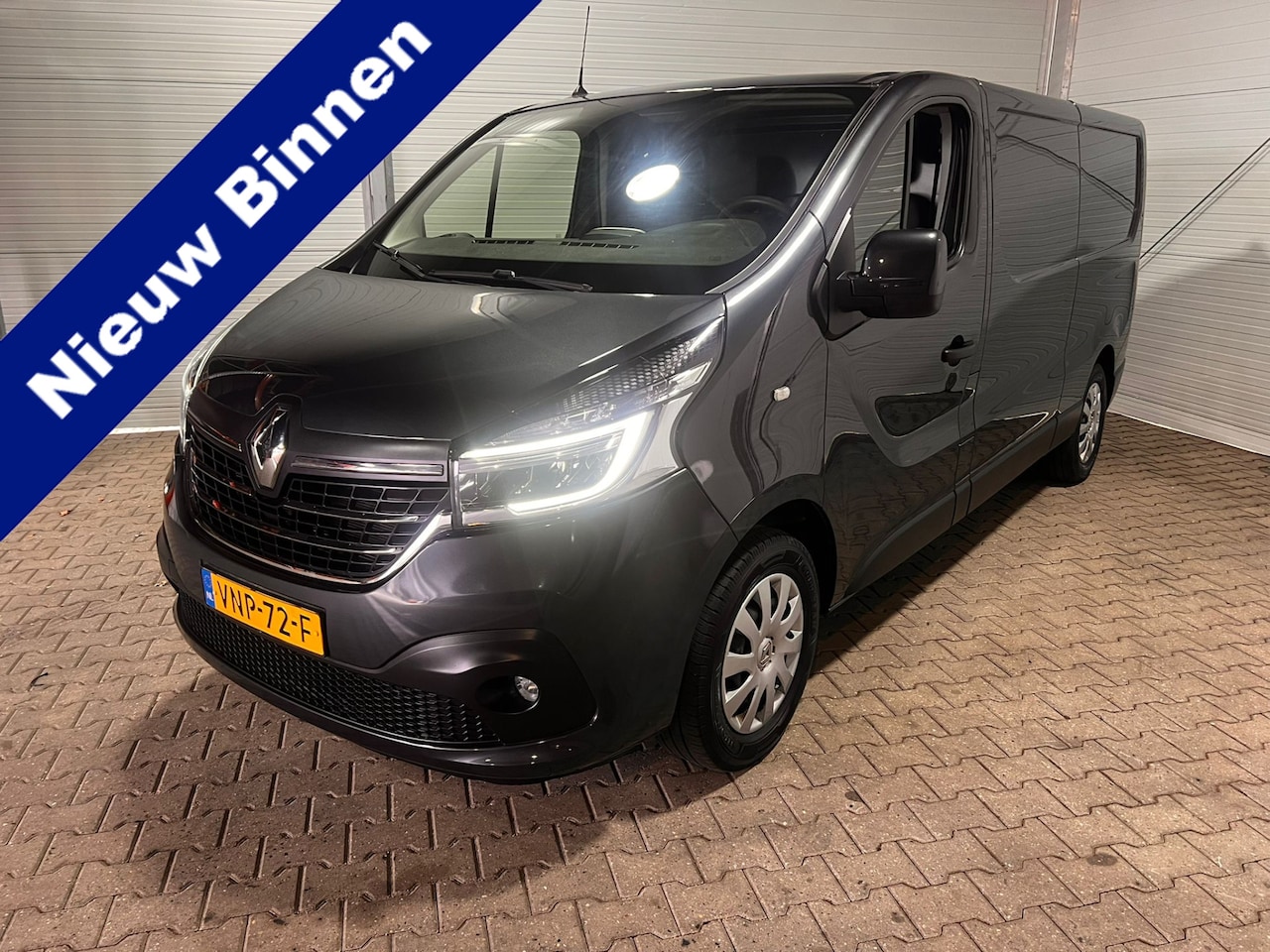 Renault Trafic - 2.0 dCi 145 T29 L2H1 Zeer nette bus VVB404 BPM vrij! Benut nu nog uw voordeel! - AutoWereld.nl