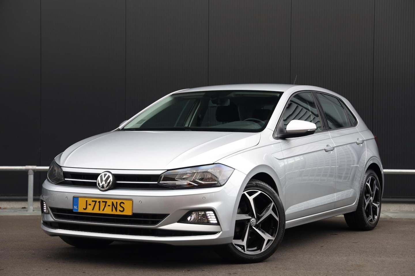 Volkswagen Polo - 1.0 TSI 95pk DSG Highline 17-inch R-Line Clima CarPlay ACC Parkerseensensoren - AutoWereld.nl