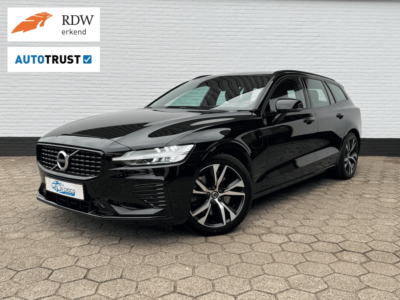 Volvo V60 - T8 Recharge AWD R-Design H+K l TREKHAAK l NIEUWSTAAT! - AutoWereld.nl