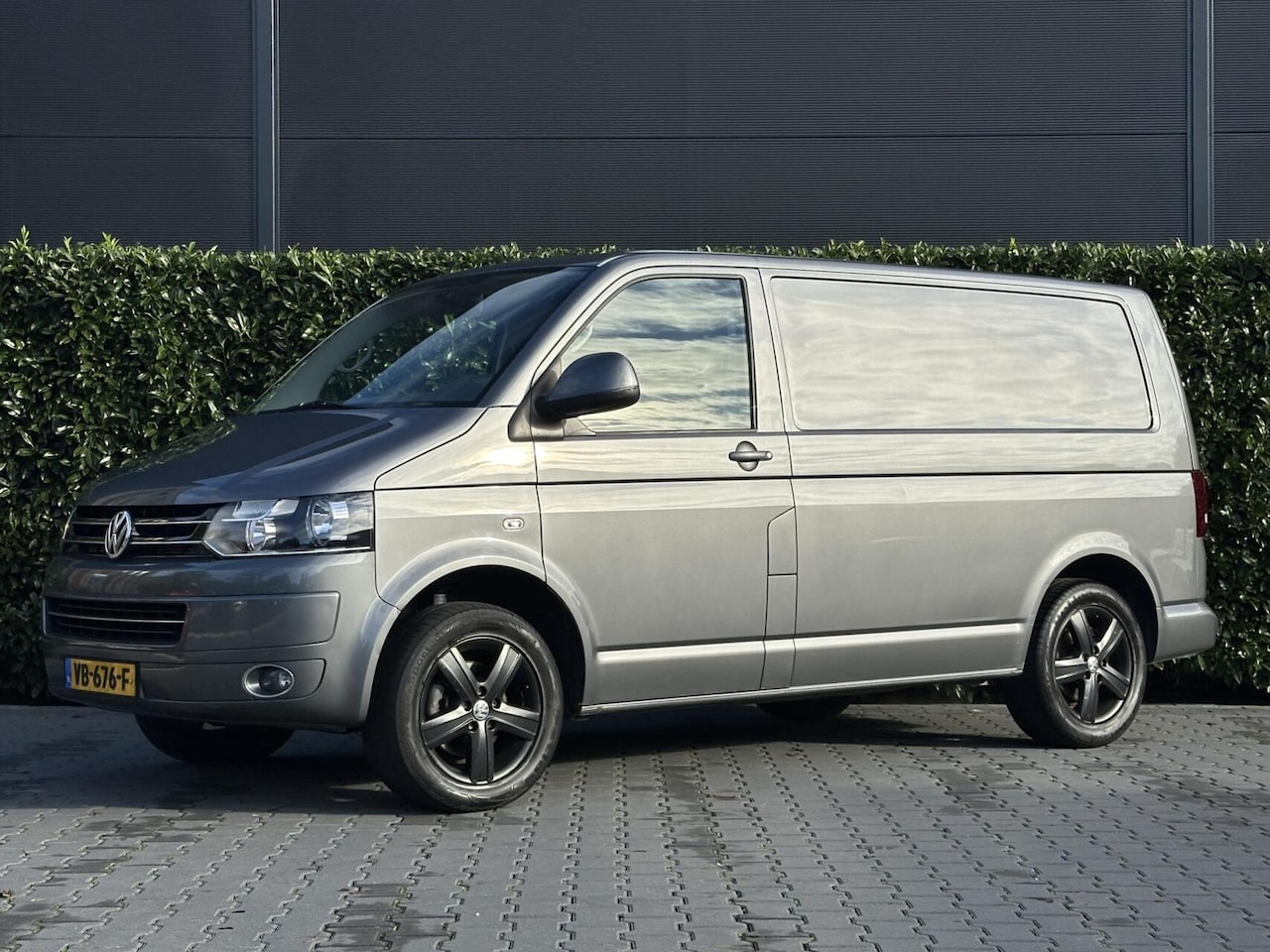 Volkswagen Transporter - 2.0 TDI L1H1 2.0 TDI L1H1, NL AUTO, NAP LOGISCH, NAVI, CRUISE, AIRCO, LEDER, PDC, TREKHAAK, LICHTMETAAL - AutoWereld.nl