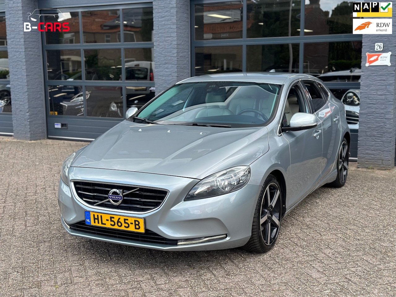 Volvo V40 - 1.6 D2 Summum R-Design|StoelMM|Aut|Leer|Camera| - AutoWereld.nl