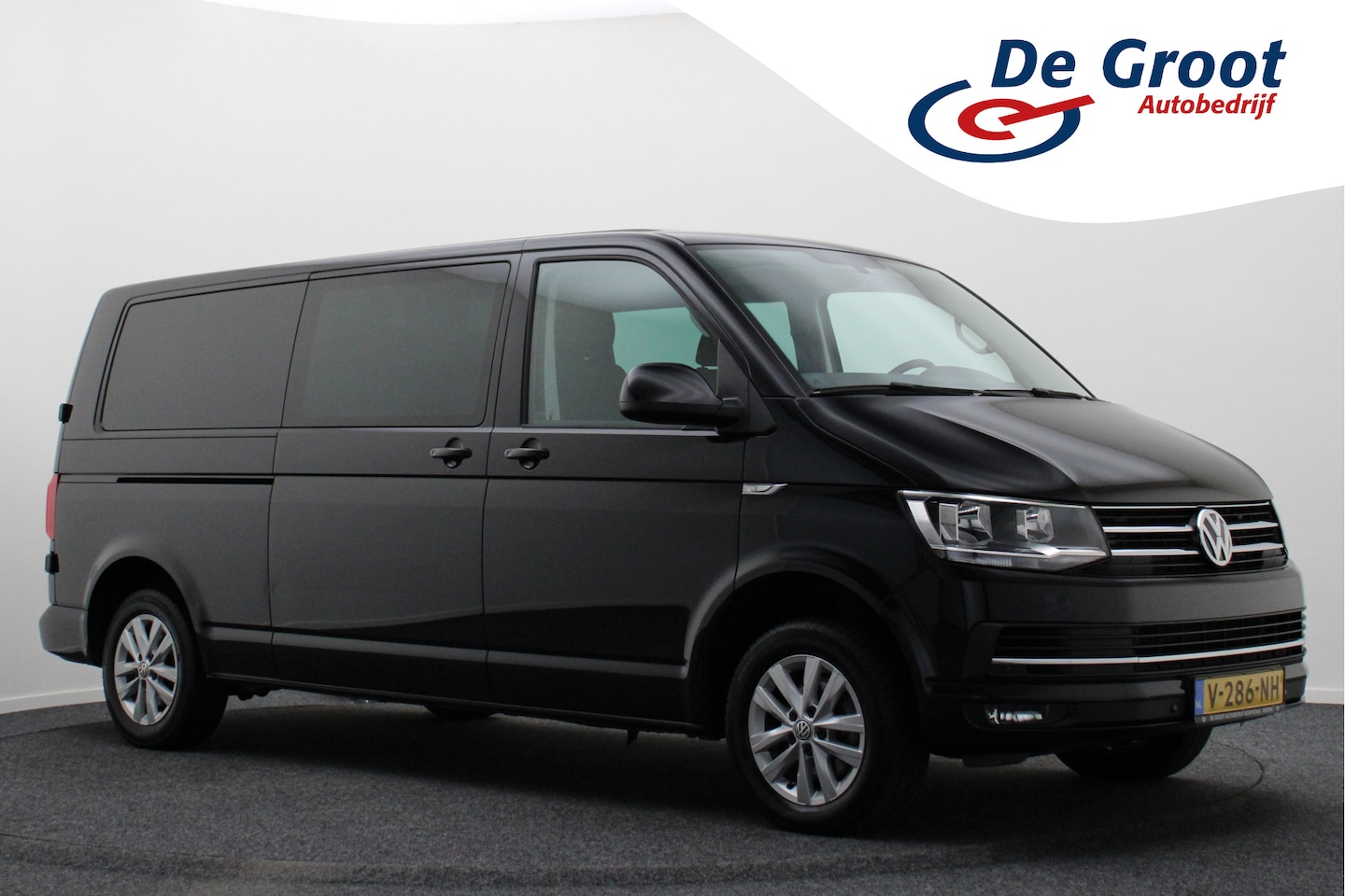 Volkswagen Transporter - 2.0 TDI L2H1 DC Highline Navigatie, Cruise, Trekhaak, DAB, PDC, Bluetooth - AutoWereld.nl