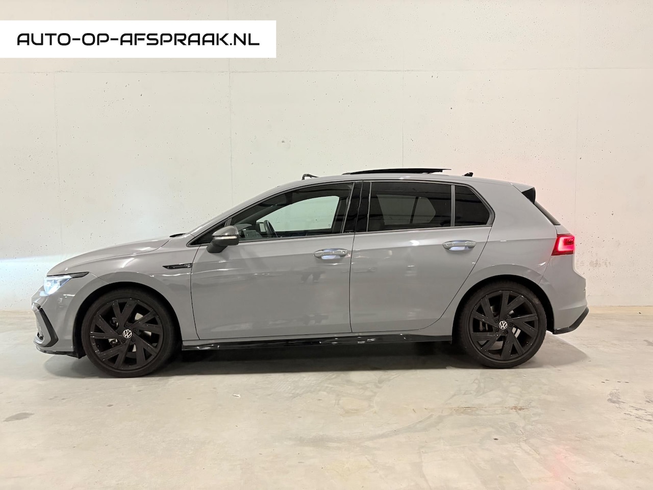 Volkswagen Golf - 1.5 eTSI R-Line Pano Camera Automaat - AutoWereld.nl