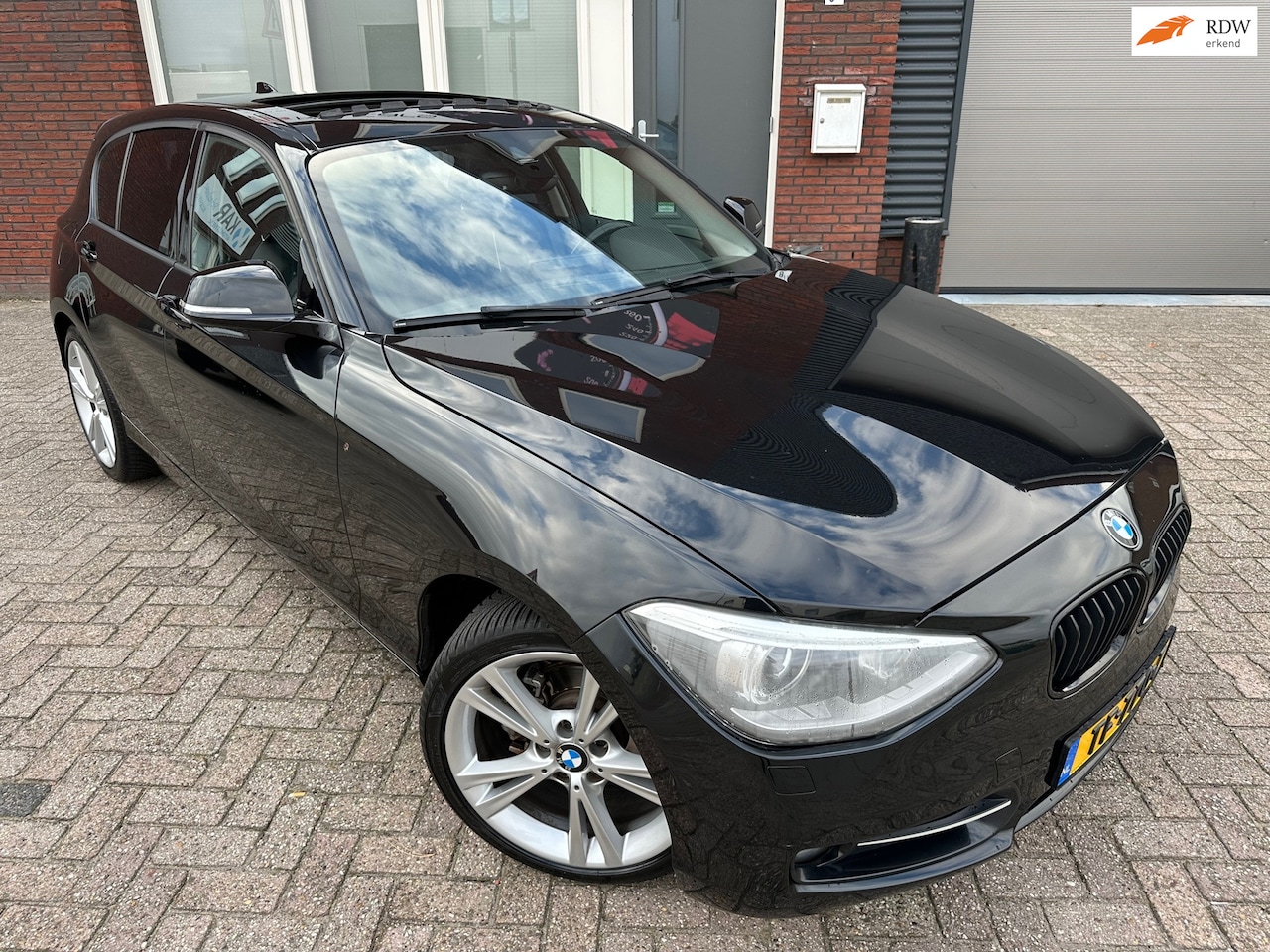 BMW 1-serie - 116i Business+ / M-Sport / Pano / Camera / Navi / PDC / 18 inch / LED - AutoWereld.nl