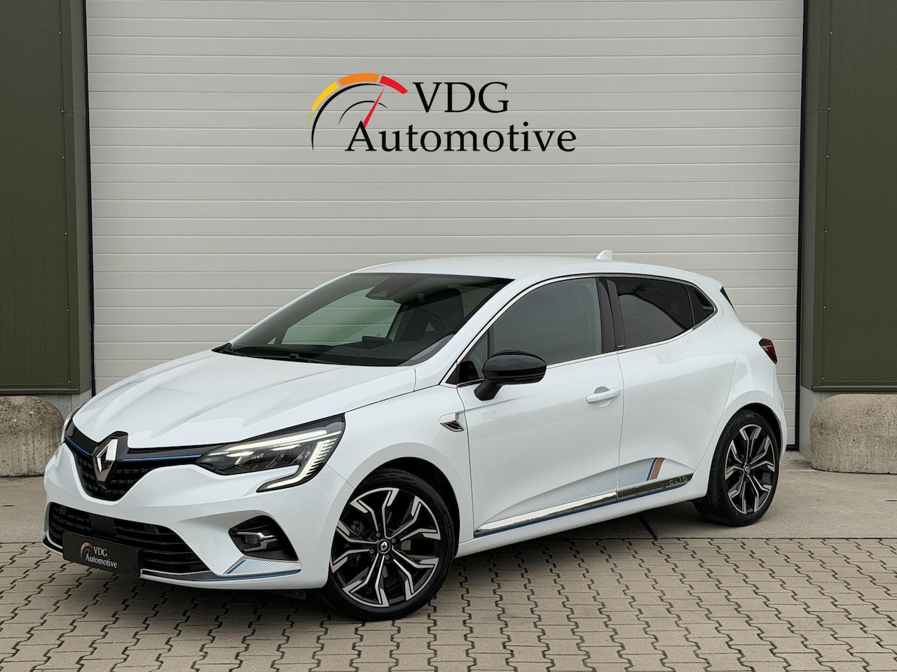 Renault Clio - 1.6 E-Tech Hybrid 140 First Edition / Clima / Camera / Navigatie / 17" LM velgen / Trekhaa - AutoWereld.nl
