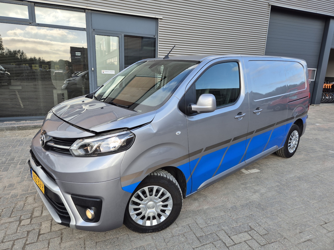 Toyota ProAce Worker - 2.0 D-4D Prof 180pk automaat 2500kg trekhaak camera voorschade 3-pers half leder pdc - AutoWereld.nl